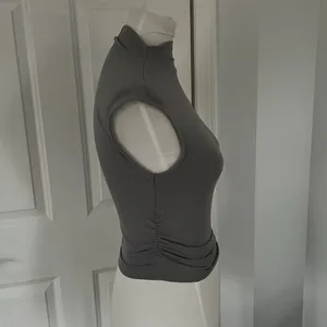 Cute Trendy Fitted Gray Sleeveless Mock Neck Top thumbnail 4