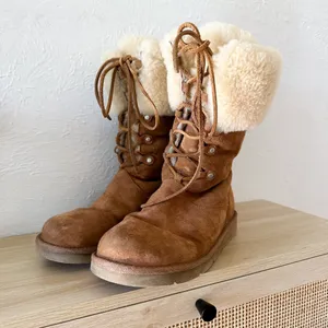 UGG | Australia Montclair Cuffed‎ Suede Sheepskin Lace-Up Boots in Chestnut thumbnail 3