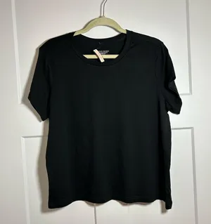 XL Victoria’s Secret semi-cropped t shirt thumbnail 2