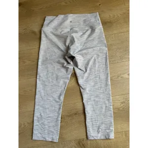 Lululemon Women Wunder Under CROP 22" inseam Luxtreme WAGG White Print Size 10 thumbnail 2