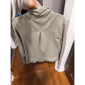 Patagonia‎ green jacket features thumbholes in the cuffs and zippered large thumbnail 4
