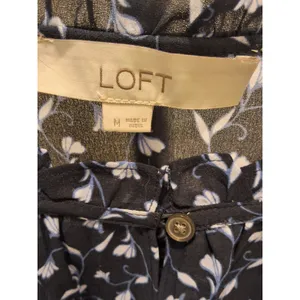 Ann Taylor Loft Size M Navy Blue Floral Peplum Hem Blouse thumbnail 3