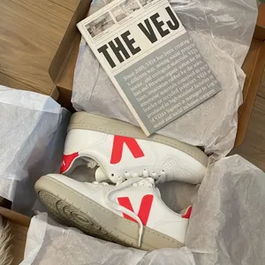 Veja v10 white rose thumbnail 4