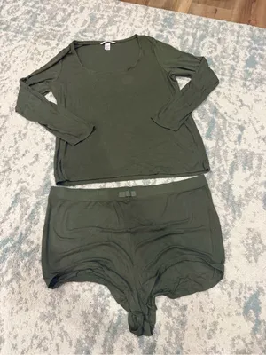 Victoria’s Secret Soft Green Long Sleeve Pajama Set XXL thumbnail 2