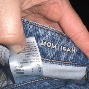 American Eagle distressed normcore 6 relaxed Mom jeans thumbnail 2