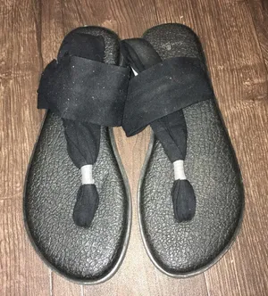 Sanuk classic black yoga mat sandals thumbnail 1