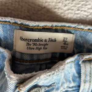 Abercrombie '90s Straight Ultra High Rise Jeans 27XS thumbnail 3