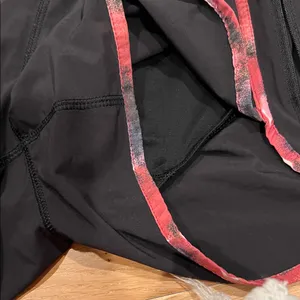 Lululemon Womens Tracker Short III Size 4‎ Black / Poppy Petals Berry Pink thumbnail 4