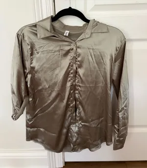 Olive green silk button up Size 2 thumbnail 1