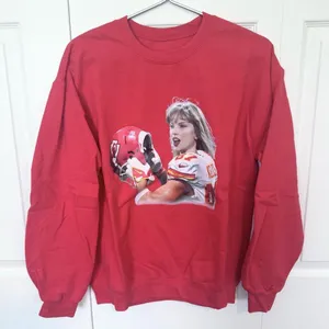 Taylor Swift Travis Kelce NFL Kansas City Chiefs Graphic Sweatshirt MEDIUM thumbnail 1
