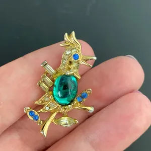 Vintage Gold Tone Bird Brooch Rhinestone Emerald Cabochon Crested Bird Pin thumbnail 7