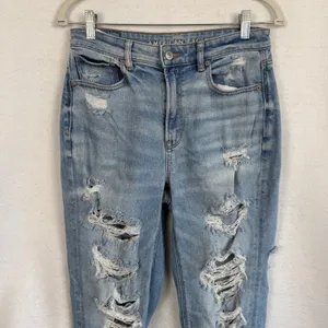 American Eagle Mom Jeans‎ Light Wash Distressed Ripped Denim Womens 6 Stretch thumbnail 3
