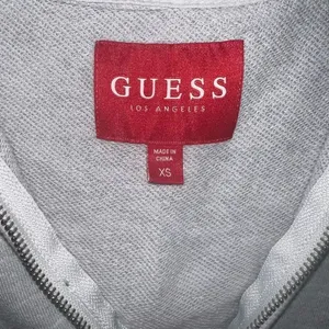 Guess zip up hoodie vintage size XS ￼ thumbnail 3