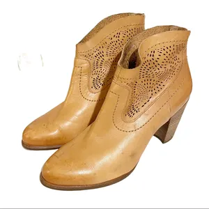 Ugg Size 9 Tan‎ Thames Distressed Perforated Stacked Heel Leather Ankle Bootie thumbnail 1