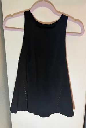 Lululemon Size 2 Black Tank Lightweight Reflective Details Open Back Lululemon! thumbnail 1