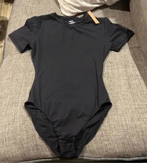 SKIMS fits everybody T-shirt Bodysuit NWT ONYX MEDIUM (B23) thumbnail 1