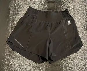 Womens sz6 Lululemon Hotty Hot High Rise Short 4" Black Skull Crossbones Custom thumbnail 1
