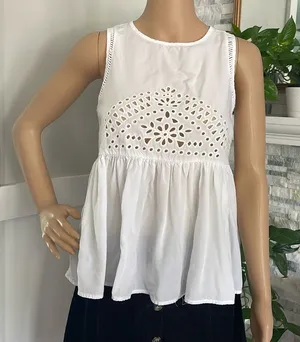 Xhilaration Embroidered laserCutout Sleeveless Top Sz XS thumbnail 1
