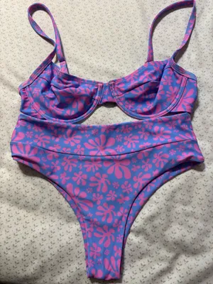 Kulani Kinis woman’s bikini thumbnail 1