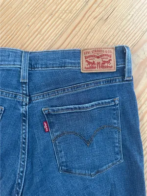 Levi’s 314 Shaping Straight Jeans thumbnail 2