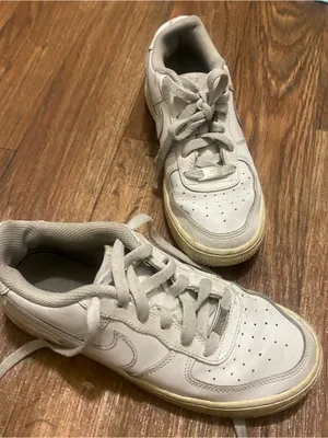 Nike Air Womens Size 6.5 White Sneakers Tennis Shoes Low Top Used thumbnail 2