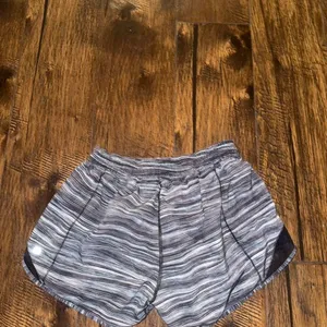 Lululemon Hotty Hot Short‎ Mid Rise Low Tide Alpine White/Black Size 4 thumbnail 2