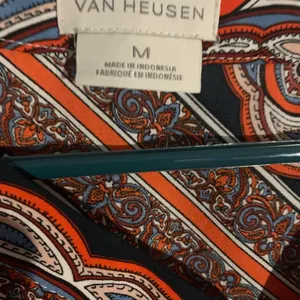 Van Heusen size L Blouse. Very pretty! NWOT Sz M thumbnail 4