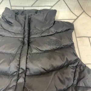 The North Face 550 Down Puffer Vest Small Black Quilted Full Zip Insulated thumbnail 3