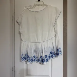 Max Studio London Embroidered Peplum Blouse NWT Medium Blue Floral Boho thumbnail 2