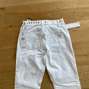 7 For All Mankind - Belted Stud Waist Jeans in White thumbnail 6