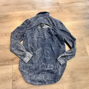 Mudd Acid Wash Denim Shirt Long Sleeve Button Down Cutout Back Women's‎ Small S thumbnail 3