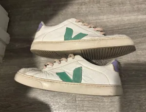 VEJA Sneakers thumbnail 1