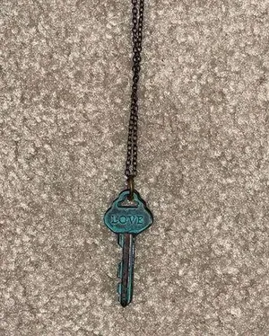 Key necklace with “love” engraved Blue thumbnail 1