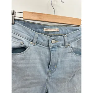 Levi's Classic Bermuda Light Wash Blue Denim Jean‎ Shorts Women's Size 30 thumbnail 4