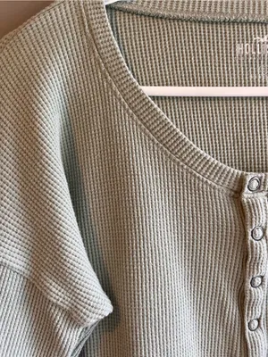 Hollister Ribbed Henley Long Sleeve Cropped Top in Sage Green Size Small thumbnail 6