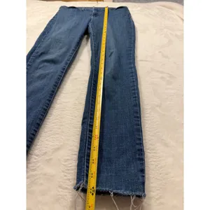 Levis‎ 311 Shaping Skinny Jeans Womens 29 Medium Wash Blue Raw Hem 19626-0471 thumbnail 2