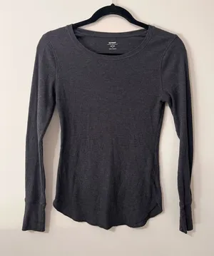 Old Navy Charcoal Gray Long Sleeve Comfy Waffle Print Thermal Women’s Top Shirt Sz S EUC thumbnail 1