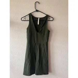 Babaton by Aritzia Contour Green V-Neck Romper One Piece thumbnail 2