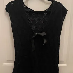 Black Floral Lace Sleeveless V-Neck Bow Top Sheer Stretch Scalloped Hem Blouse thumbnail 1