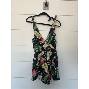 Revolve Superdown Women’s XS Penelope Wrap Tropical Romper New thumbnail 4