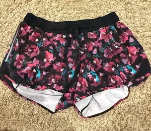 Lululemon Midnight Bloom Fuchsia Floral Hotty Hot 2.5 Shorts Size 10. thumbnail 1