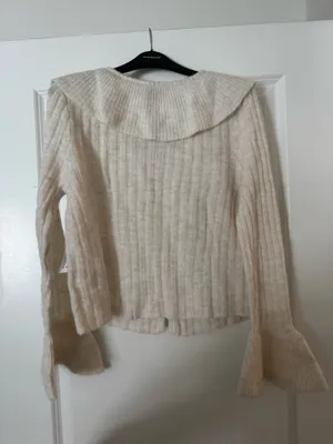 Old Navy White sweater thumbnail 2