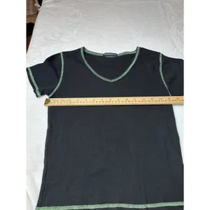 Brandy Melville Black V-Neck Tee Lime Green Contrast Stitch MD034E-Z166 Slim Fit thumbnail 4