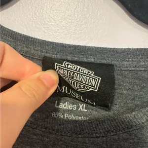 Grey‎ and pink Harley Davidson motorcycles museum short sleeve thumbnail 2