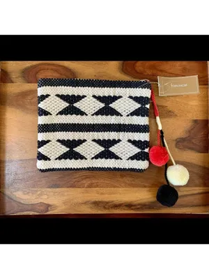 FRANCESCA’S Boho Aztec Small Tassel Bag thumbnail 2