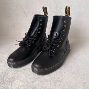 Dr Martens Boots Unisex Black Combat Smooth Leather Lace Up Shoes Sz 10W / 9M thumbnail 3