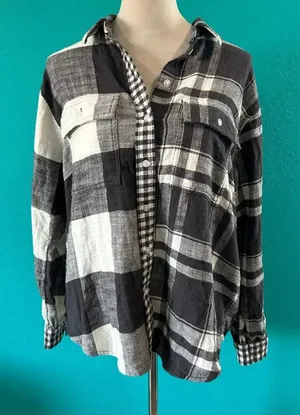 American Eagle Gray & White Plaid Flannel Button-Down Shirt Womens Size S thumbnail 1