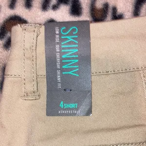 AEROPOSTALE Khaki Pants Women’s Size 4 Short Low Rise Skinny Pants Khaki Chinos thumbnail 6
