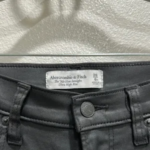 Abercrombie & Fitch 90s Ultra Slim Straight Coated Denim w/slit thumbnail 2