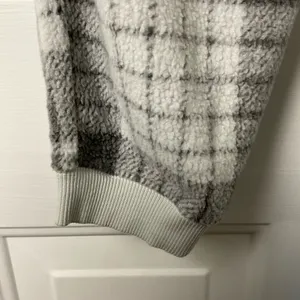 Aerie Snowed In Fleece Jogger Grey‎ Plaid Lounge Pants Size Medium thumbnail 5